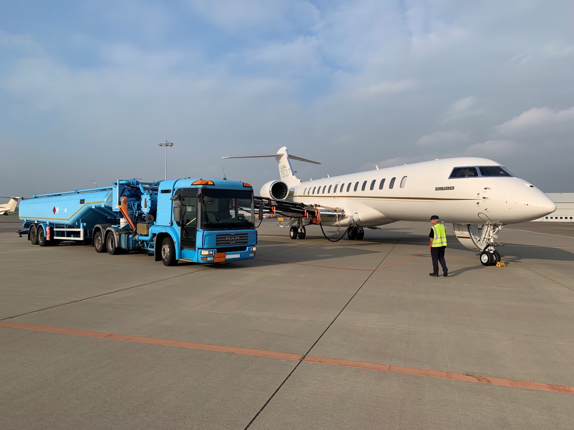 Global 7500 avec un camion de carburant SAF