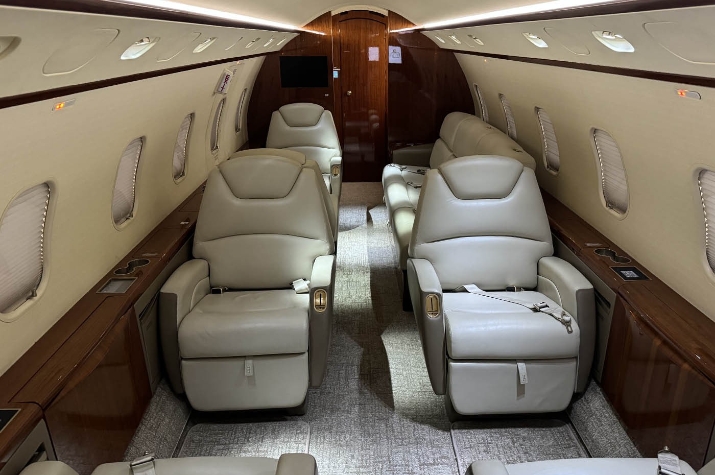 Challenger 300 20197 Cabin 1