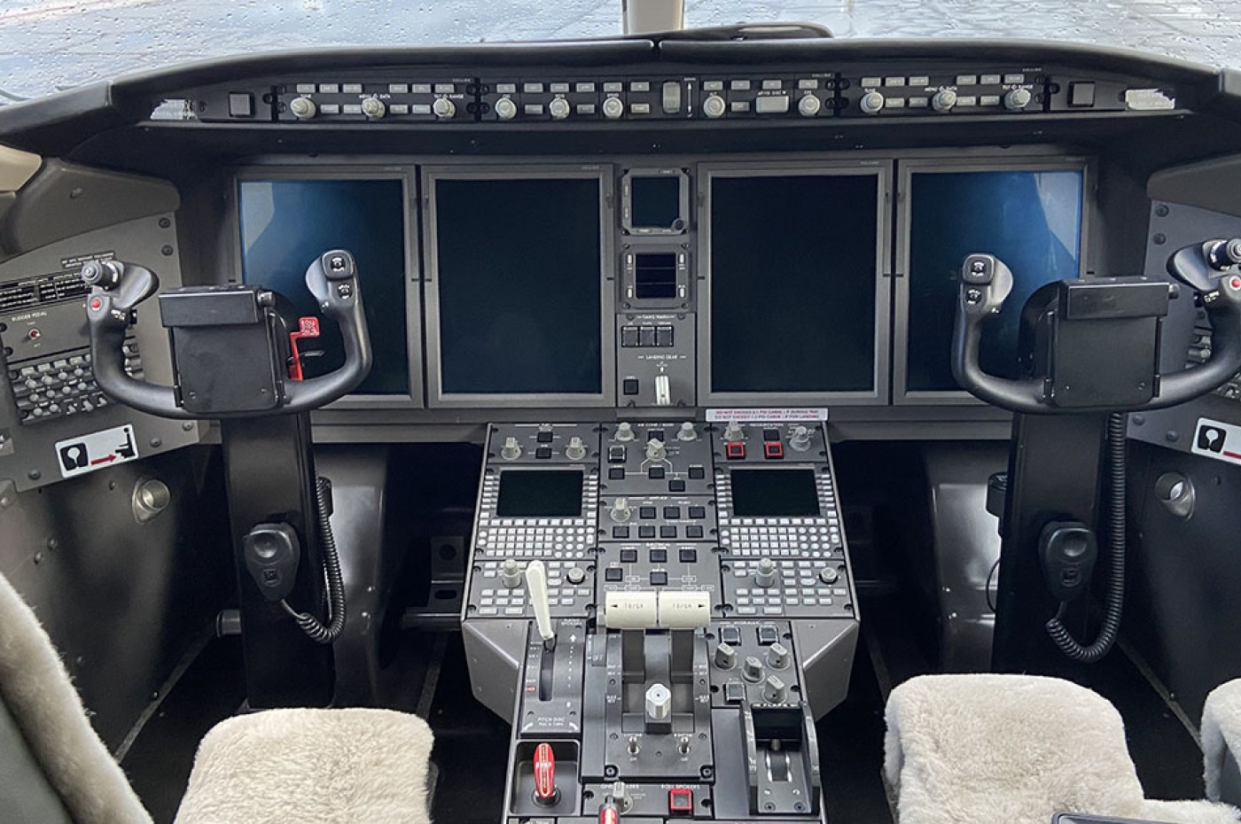 Challenger 350  20649 Cockpit